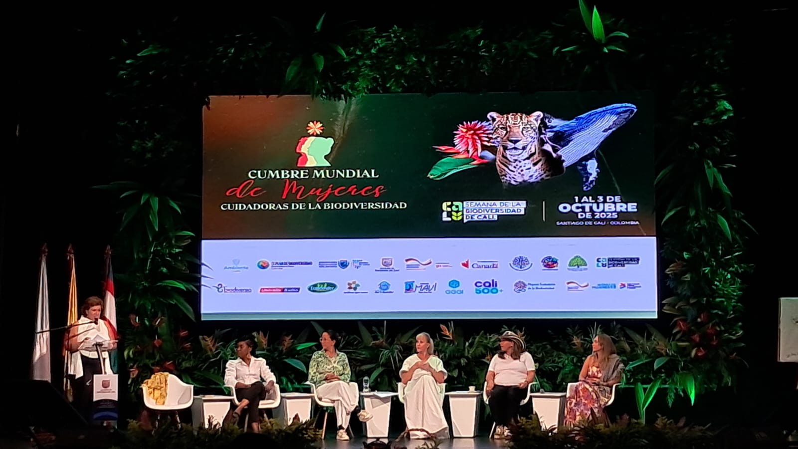 Foro en el Teatro Municipal de la Primera Cumbre Mundial de Mujeres Cuidadoras de la Biodiversidad